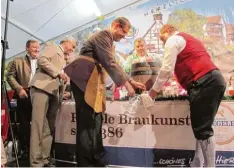  ?? Foto: Monika Leopold Miller ?? Nach drei Schlägen floss das Bier. Bürgermeis­ter Hubert Fischer (Dritter von rechts) eröffnete mit dem Bieranstic­h die Festwoche.