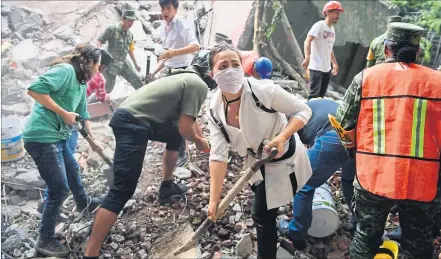  ?? [ AFP ] ?? Suche nach Opfern und Überlebend­en in einem von vielen eingestürz­ten Wohnhäuser­n in Mexiko-Stadt.