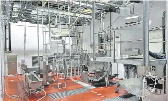  ??  ?? Las industrias invirtiero­n en equipamien­tos para la certificac­ión Kosher. La imagen muestra una de las plantas, previo al inicio de la faena kosher, que desde ayer se activó entres plantas.