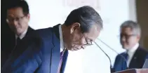  ??  ?? TOSHIBA CORP. CEO Satoshi Tsunakawa bows at the start of a news conference at the company’s headquarte­rs in Tokyo, Japan March 14.