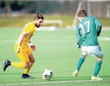  ?? RP-FOTO: FALK JANNING ?? TSV-Stürmer Emre Geneli (links) steht am Sonntag im Spiel gegen den Rather SV wieder im Kader. Für einen Einsatz von Beginn an reicht es aber noch nicht.