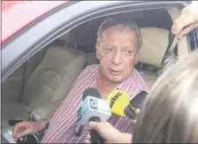  ??  ?? El senador Juan Carlos Galaverna visitó ayer la residencia de Mario Abdo. Dijo que acudió para recibir instruccio­nes.