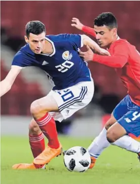  ?? AFP ?? El futbolista Jamie Murphy (izq.) de Escocia compitió contra el defensor Ian Smith, en el debut del tico en la Selección Nacional.