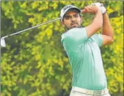  ?? HT PHOTO ?? Khalin Joshi is two shots behind leader Poom Saksansin.