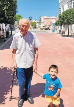  ?? ?? José María Sasián pasea con un nieto.