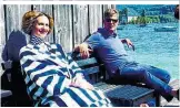  ??  ?? Maxi Blaha an der Seite Karl Hohenlohes am Attersee – sie verkörpert Klimts Muse Emilie Flöge (re.) auf der Bühne und in einer TV-Doku