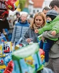  ?? Fotos: Stadt Gersthofen ?? An den Spielwaren­ständen auf dem Maimarkt findet sich für Kinder je den Alters etwas Passendes.