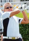  ??  ?? Die Schwungtec­hnik variiert bei Golfern durchaus. Hier ist aus dem Biber Team Wolfgang Schenk in Aktion zu sehen...