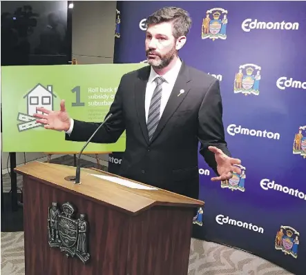  ?? ELISE STOLTE ?? Mayor Don Iveson presents his five-principle approach for the budget on Tuesday.
