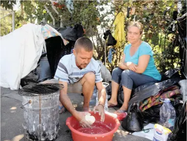  ?? PICTURE: AYANDA NDAMANE/ANA ?? A BRIDGE: Stefan Landman and his wife Taunette live one the streets of Cape Town under the bridge in Green Point.