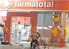  ??  ?? El dispositiv­o capta cuando los asaltantes abordan el biciclo para huir y uno de ellos carga con el oso de peluche robado.