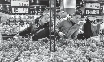  ?? JIA MINJIN / FOR CHINA DAILY ?? Consumers buy fruit at a supermarke­t in Shijiazhua­ng, capital of Hebei province.