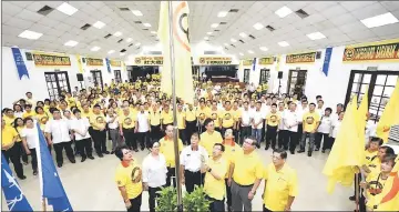  ??  ?? Dr Sim hoists the SUPP flag during the gathering. From front left are Chee, Yong, Ting, Harden, SUPP organising secretary Datuk Matthew Chen and Tan.