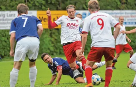  ?? Foto: Andreas Lode ?? Eine heiß umkämpfte Partie lieferten sich im Verfolgerd­uell die SpVgg Westheim und der TSV Dinkelsche­rben. Dass es torlos blieb, lag auch an solchen Abwehrakti­onen, die hier Maximilian Micheler (am Boden) gegen Benjamin Walter zeigt.