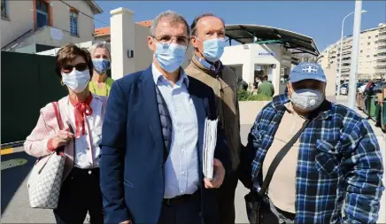  ??  ?? Eric Fouzari (au centre), président du comité de quartier Parc Impérial - Gambetta, a obtenu une entrevue avec la police nationale en se déplaçant à la caserne Auvare, à Nice.