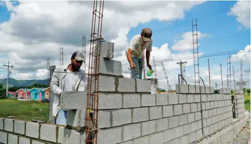  ?? ?? REALIDAD. La falta de agilidad para resolver estos problemas de trámites están alejando la inversión y encarecien­do la vivienda.