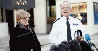  ??  ?? Mark Rowley, le responsabl­e de la lutte antiterror­iste au sein de la Police métropolit­aine, fait une mise au point avec la médecin hygiéniste en chef d’Angleterre, Sally Davies, mercredi, au New Scoltand Yard de Londres. – Associated Press: Kristy...