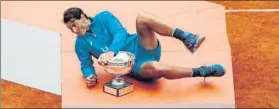  ??  ?? Rafa Nadal, postura divertida posando para los fotógrafos con la Copa de los Mosquetero­s AP