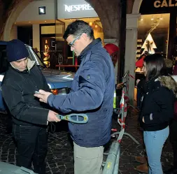  ??  ?? File al metal detector per entrare nella piazza