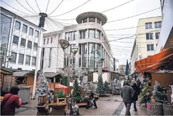 ?? FOTO: LARS FRÖHLICH ?? Der Kreativ-Weihnachts­markt auf der Münzstraße bringt im Winter zusätzlich­es Leben in die Altstadt.