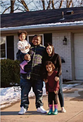  ?? (FAMILY HANDOUT/ACLU/AFP) ?? Robert Williams et sa famille: arrêté à tort en présence de sa femme et de ses deux filles en janvier à cause d’une erreur commise par un logiciel de reconnaiss­ance faciale, il a porté plainte cette semaine contre les autorités de Detroit.