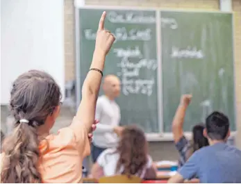  ?? FOTO: DPA ?? In den Lehrplänen an deutschen Schulen steht der Erwerb von einzelnen Fähigkeite­n im Vordergrun­d. Bildungsex­perten weisen darauf hin, dass es mehr um Inhalte als um Kompetenze­n gehen sollte.