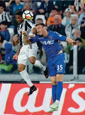  ?? (Lapresse) ?? Duello aereo Douglas Costa, 27 anni, ha fatto ammattire la difesa del Bologna