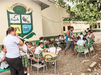  ??  ?? Esta es la institució­n educativa Belén de Bajirá, donde los alumnos reciben clases fuera de las aulas, por sobrecupo y falta de ventilador­es. Trabaja con recursos de Antioquia.
