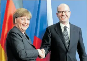  ?? DPA/PIXSELL ?? Češki premijer Bohuslav Sobotka s njemačkom kancelarko­m Angelom Merkel