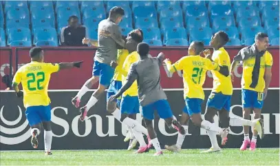  ?? Picture: Gallo Images ?? FRENZY. Mamelodi Sundowns players celebrate after Junior Mendieta scored the late winner in their DStv Premiershi­p match against Richards Bay at Loftus Versfeld last night.