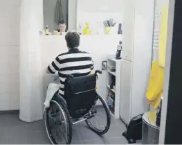  ?? Foto: imago/Ute Grabowsky ?? Rutschfest­e und bodengleic­he Duschen – lediglich 17 Prozent der Bäder in Deutschlan­d sind derzeit »voll und ganz« für ältere Menschen bequem nutzbar.