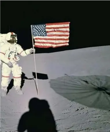  ?? FOTO AP ?? 13 januari 1971: Alan Shepard plaatst een Amerikaans­e vlag op de maan. Trump wil terug.