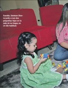  ??  ?? Familia. Denisse Olvera junto a sus dos pequeñas hijas en la sala de su hogar, en un día habitual.