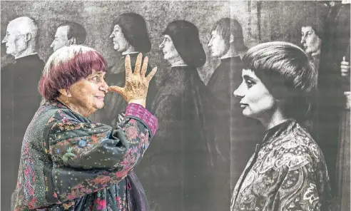  ??  ?? Bild im Bild: Agnès Varda dreht ihrem Selbstport­rät von 1962 eine lange Nase. Im Hintergrun­d ein Gemälde von Gentile Bellini.
