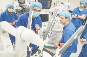  ?? — Photo by Chimon Upon ?? Dr Teh (right) explains to reporters how the da Vinci XI system works.