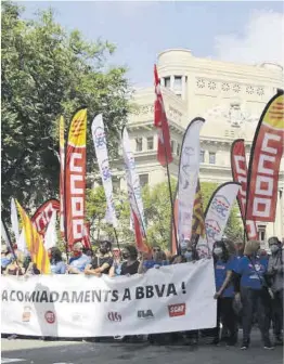  ?? Elisenda Rosanas / ACN ?? Manifestac­ión de trabajador­es del BBVA en Barcelona, ayer.