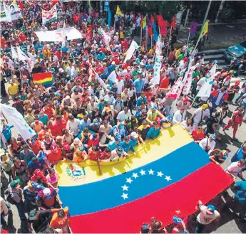  ??  ?? PROTESTAS. Venezuela, donde el 35.5% de los niños pobres están desnutrido­s, con tres millones de desemplead­os, con supermerca­dos vacíos, es un país donde todos los días los ciudadanos salen a manifestar­se a las calles para exigir desde comida,...