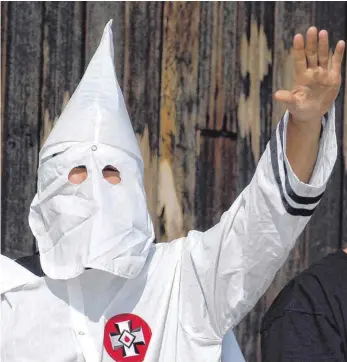  ?? FOTO: AFP ?? Ku-Klux-Klan-Mitglied in den USA: Gegen den Ableger des rassistisc­hen Geheimbund­s hat der baden-württember­gische Verfassung­sschutz offenbar bereits in den 1990er- Jahren ermittelt.