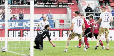  ??  ?? Da lag Aue 0:1 hinten - und Ersatzkeep­erDaniel Haas auf den Knien.