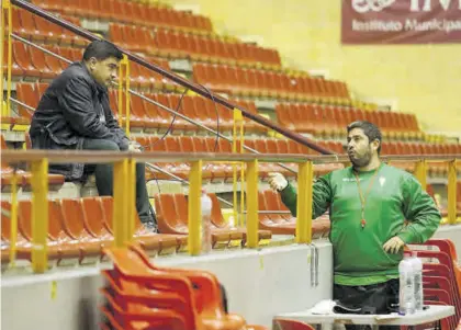  ?? AJ GONZÁLEZ ?? Josan González charla con el presidente del Córdoba Patrimonio, José García Román, en un entrenamie­nto.