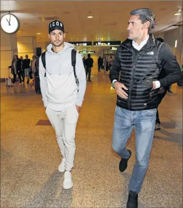  ??  ?? RECIBIDO. Caminero, coordinado­r del primer del Atleti, fue a recibir a Vitolo ayer en la T2 de Barajas.