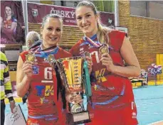  ?? FOTO: ANRY LUKAC/PRIVAT ?? Laura Emonts (rechts) und ihre deutsche Mitspieler­in Kathleen Weiß freuen sich über den Gewinn des tschechisc­hen Pokals mit Spitzenclu­b VK Prostejov.