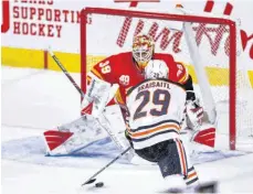  ?? FOTO: ICON SPORTSWIRE/IMAGO IMAGES ?? Leon Draisaitl (re.) ist in der NHL der aktuell erfolgreic­hste Punktesamm­ler.