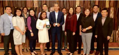  ??  ?? The Meralco Customer Retail Services (CRS) group led by Senior Vice President and Head of CRS and Corporate Communicat­ions Alfredo S. Panlilio (front row, 5th from left), shows off their Gold Stevie for “Lighting up Facebook with Christmas Vibes” and...