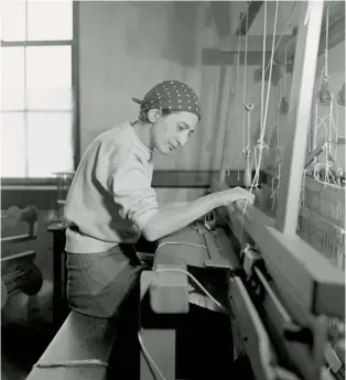  ??  ?? Main image Anni Albers in her Black Mountain College studio, North Carolina, 1937.