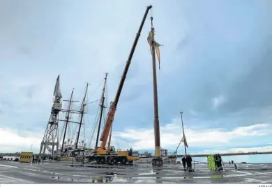  ?? ARMADA ?? Momento de la maniobra para colocar el nuevo palo mesana, el más a popa del buque escuela.