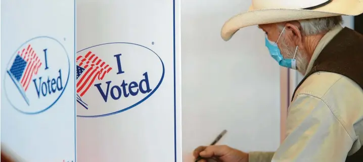  ?? Foto: John Roark, dpa ?? Die Wahlbeteil­igung in den USA war hoch, trotzdem fing nach Schließung der Wahllokale das Zittern erst so richtig an.