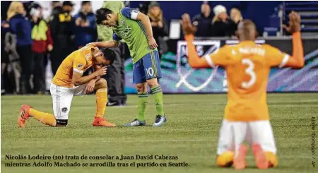  ??  ?? Nicolás Lodeiro (10) trata de consolar a Juan David Cabezas mientras Adolfo Machado se arrodilla tras el partido en Seattle.