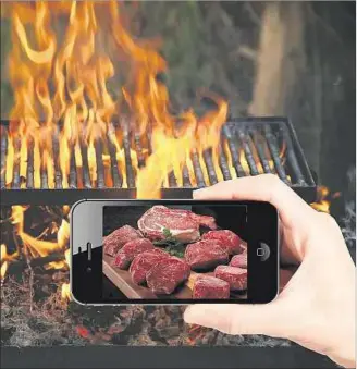  ??  ?? TECNOLOGÍA. La compra de carne vía redes sociales y aplicacion­es es una realidad en el mundo.