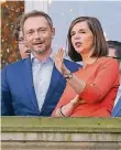  ?? FOTO: DPA ?? FDP-Chef Christian Lindner mit GrünenFrak­tionschefi­n Katrin Göring-Eckardt auf dem Balkon der Parlamenta­rischen Gesellscha­ft in Berlin.